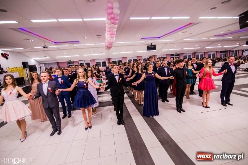 Zdjęcie w galerii na portalu naszraciborz.pl: Poloneza czas zacząć. I LO bawi się w Zakrzowie wiadomości z regionu