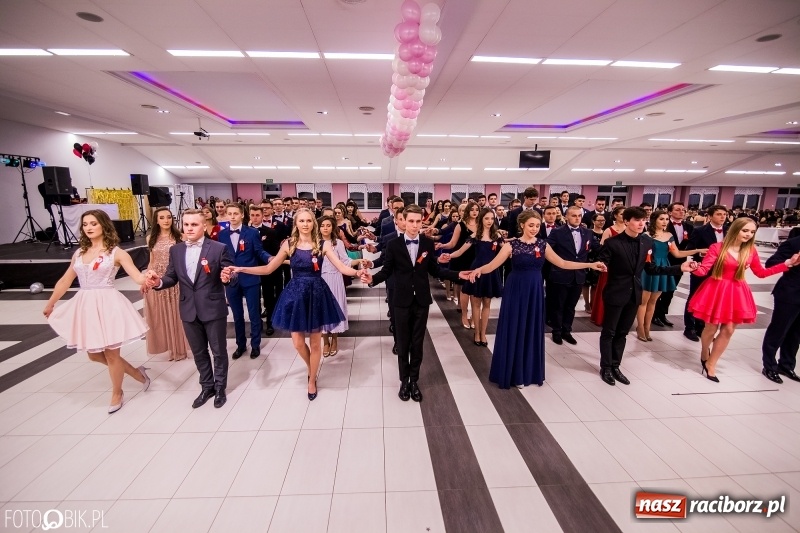 Zdjęcie w galerii na portalu naszraciborz.pl: Poloneza czas zacząć. I LO bawi się w Zakrzowie wiadomości z regionu