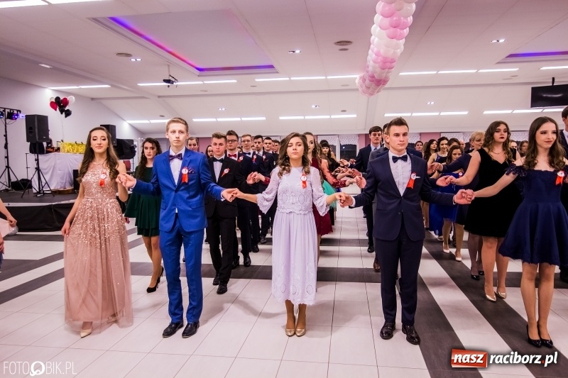 Zdjęcie w galerii na portalu naszraciborz.pl: Poloneza czas zacząć. I LO bawi się w Zakrzowie wiadomości z regionu