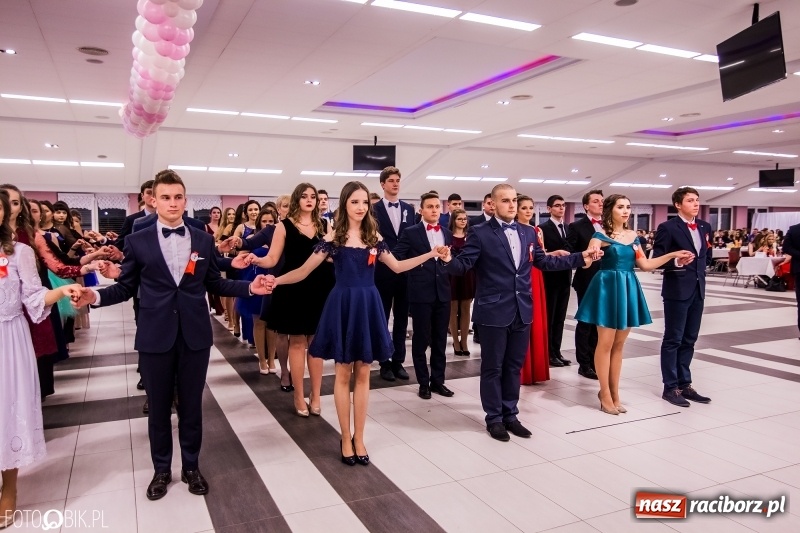 Zdjęcie w galerii na portalu naszraciborz.pl: Poloneza czas zacząć. I LO bawi się w Zakrzowie wiadomości z regionu