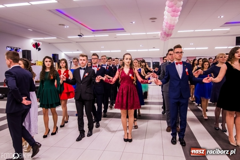 Zdjęcie w galerii na portalu naszraciborz.pl: Poloneza czas zacząć. I LO bawi się w Zakrzowie wiadomości z regionu