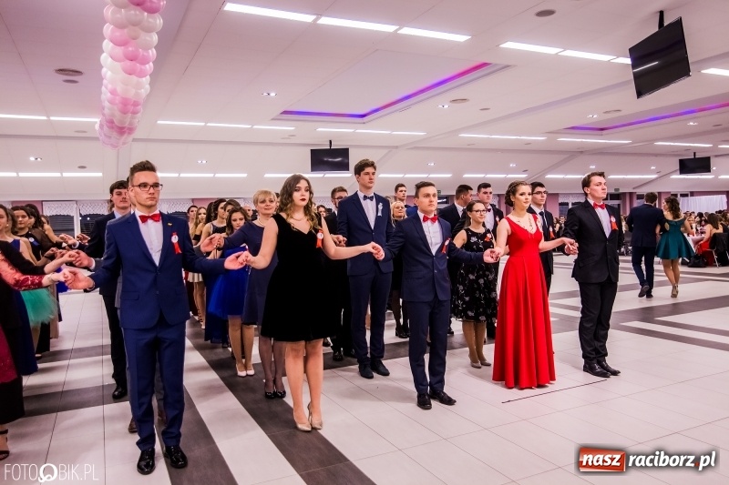 Zdjęcie w galerii na portalu naszraciborz.pl: Poloneza czas zacząć. I LO bawi się w Zakrzowie wiadomości z regionu