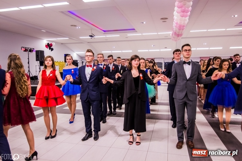 Zdjęcie w galerii na portalu naszraciborz.pl: Poloneza czas zacząć. I LO bawi się w Zakrzowie wiadomości z regionu