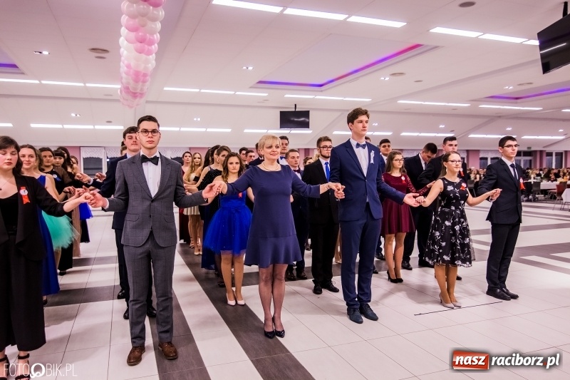 Zdjęcie w galerii na portalu naszraciborz.pl: Poloneza czas zacząć. I LO bawi się w Zakrzowie wiadomości z regionu