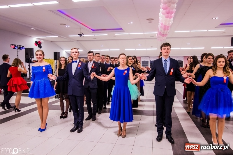 Zdjęcie w galerii na portalu naszraciborz.pl: Poloneza czas zacząć. I LO bawi się w Zakrzowie wiadomości z regionu