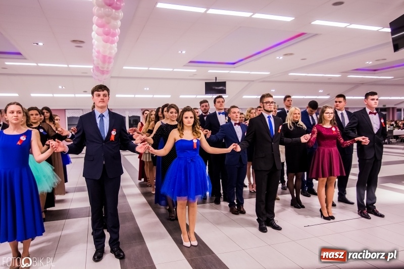 Zdjęcie w galerii na portalu naszraciborz.pl: Poloneza czas zacząć. I LO bawi się w Zakrzowie wiadomości z regionu