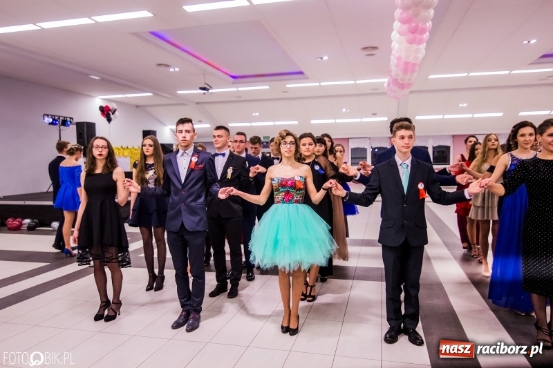 Zdjęcie w galerii na portalu naszraciborz.pl: Poloneza czas zacząć. I LO bawi się w Zakrzowie wiadomości z regionu