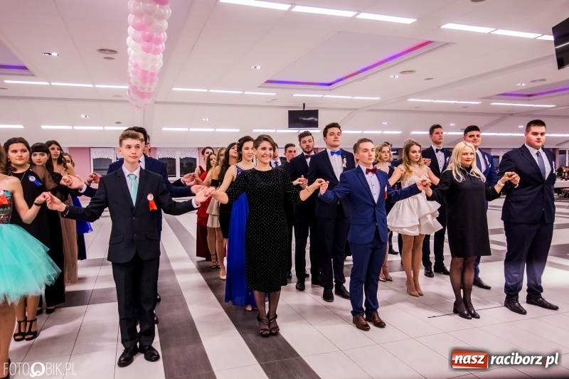 Zdjęcie w galerii na portalu naszraciborz.pl: Poloneza czas zacząć. I LO bawi się w Zakrzowie wiadomości z regionu