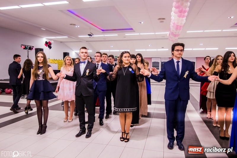 Zdjęcie w galerii na portalu naszraciborz.pl: Poloneza czas zacząć. I LO bawi się w Zakrzowie wiadomości z regionu