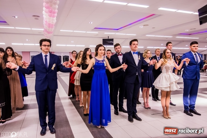 Zdjęcie w galerii na portalu naszraciborz.pl: Poloneza czas zacząć. I LO bawi się w Zakrzowie wiadomości z regionu