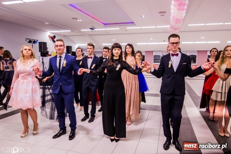 Zdjęcie w galerii na portalu naszraciborz.pl: Poloneza czas zacząć. I LO bawi się w Zakrzowie wiadomości z regionu