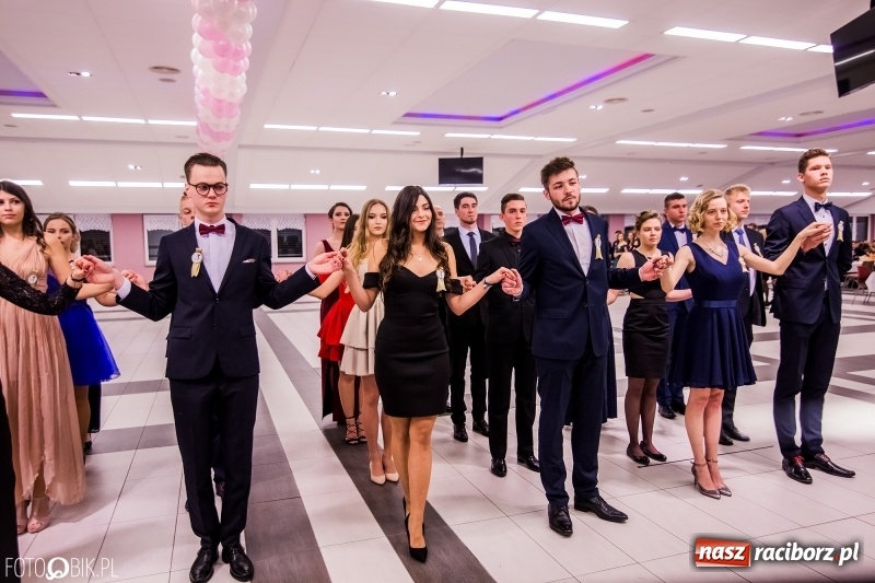 Zdjęcie w galerii na portalu naszraciborz.pl: Poloneza czas zacząć. I LO bawi się w Zakrzowie wiadomości z regionu