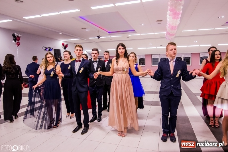 Zdjęcie w galerii na portalu naszraciborz.pl: Poloneza czas zacząć. I LO bawi się w Zakrzowie wiadomości z regionu