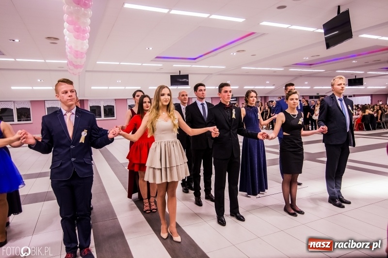 Zdjęcie w galerii na portalu naszraciborz.pl: Poloneza czas zacząć. I LO bawi się w Zakrzowie wiadomości z regionu