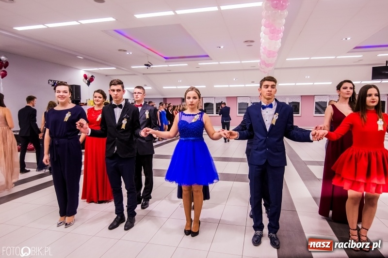 Zdjęcie w galerii na portalu naszraciborz.pl: Poloneza czas zacząć. I LO bawi się w Zakrzowie wiadomości z regionu