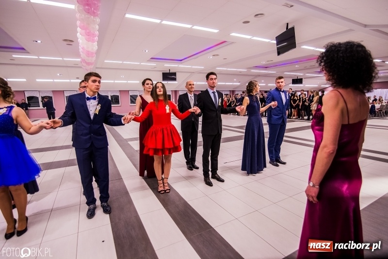 Zdjęcie w galerii na portalu naszraciborz.pl: Poloneza czas zacząć. I LO bawi się w Zakrzowie wiadomości z regionu