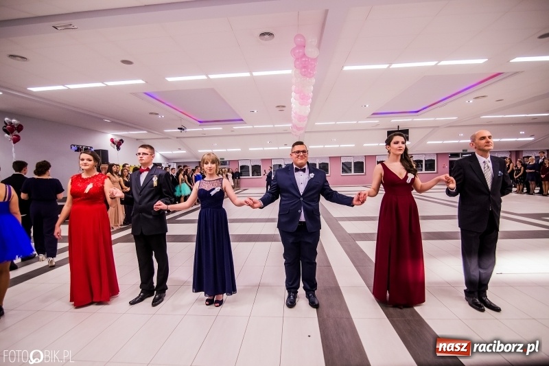 Zdjęcie w galerii na portalu naszraciborz.pl: Poloneza czas zacząć. I LO bawi się w Zakrzowie wiadomości z regionu