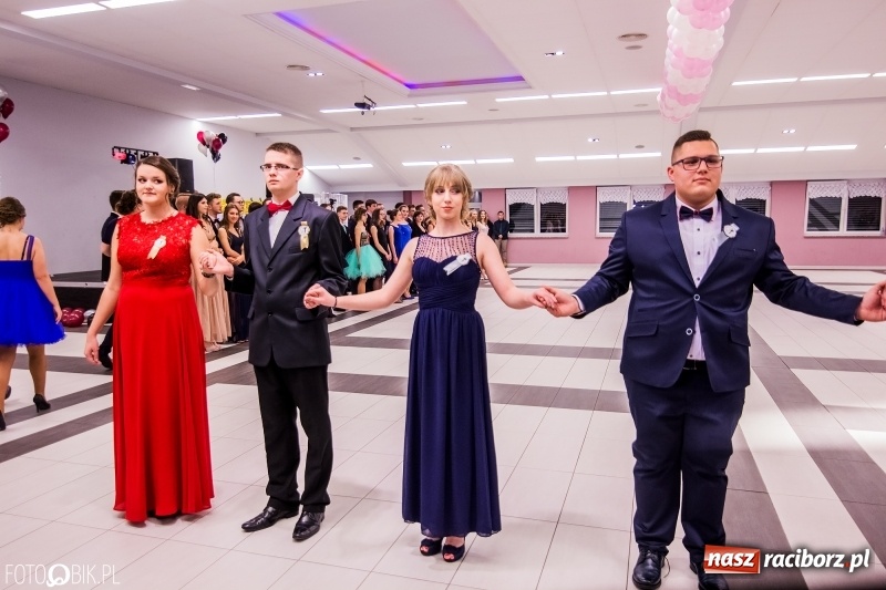 Zdjęcie w galerii na portalu naszraciborz.pl: Poloneza czas zacząć. I LO bawi się w Zakrzowie wiadomości z regionu