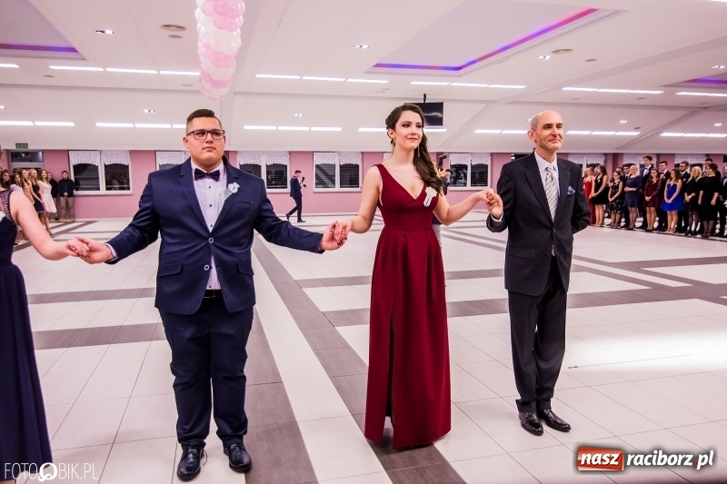 Zdjęcie w galerii na portalu naszraciborz.pl: Poloneza czas zacząć. I LO bawi się w Zakrzowie wiadomości z regionu