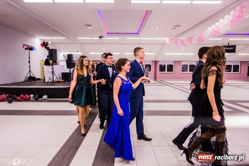 Zdjęcie w galerii na portalu naszraciborz.pl: Poloneza czas zacząć. I LO bawi się w Zakrzowie wiadomości z regionu