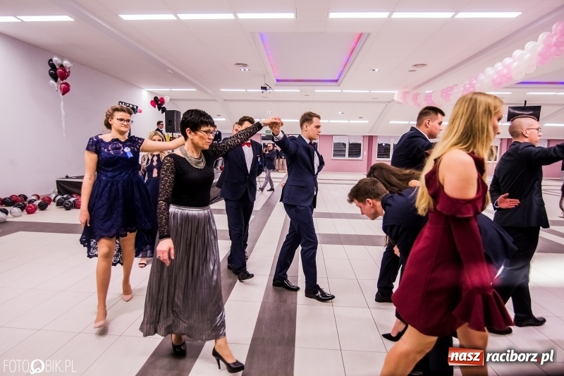 Zdjęcie w galerii na portalu naszraciborz.pl: Poloneza czas zacząć. I LO bawi się w Zakrzowie wiadomości z regionu