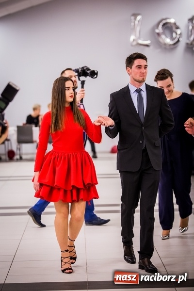 Zdjęcie w galerii na portalu naszraciborz.pl: Poloneza czas zacząć. I LO bawi się w Zakrzowie wiadomości z regionu