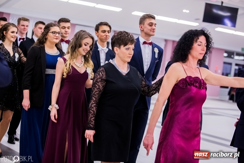 Zdjęcie w galerii na portalu naszraciborz.pl: Poloneza czas zacząć. I LO bawi się w Zakrzowie wiadomości z regionu