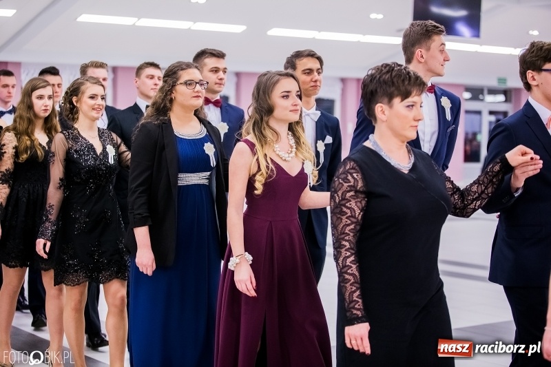 Zdjęcie w galerii na portalu naszraciborz.pl: Poloneza czas zacząć. I LO bawi się w Zakrzowie wiadomości z regionu