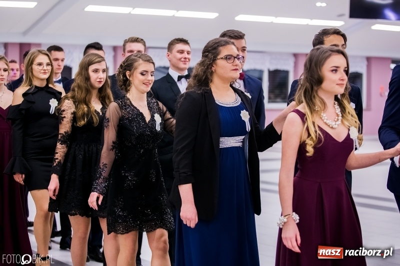 Zdjęcie w galerii na portalu naszraciborz.pl: Poloneza czas zacząć. I LO bawi się w Zakrzowie wiadomości z regionu