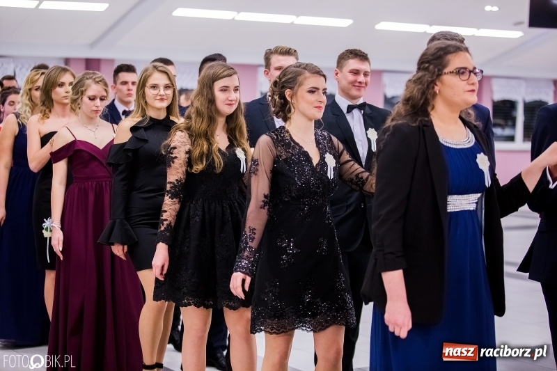 Zdjęcie w galerii na portalu naszraciborz.pl: Poloneza czas zacząć. I LO bawi się w Zakrzowie wiadomości z regionu