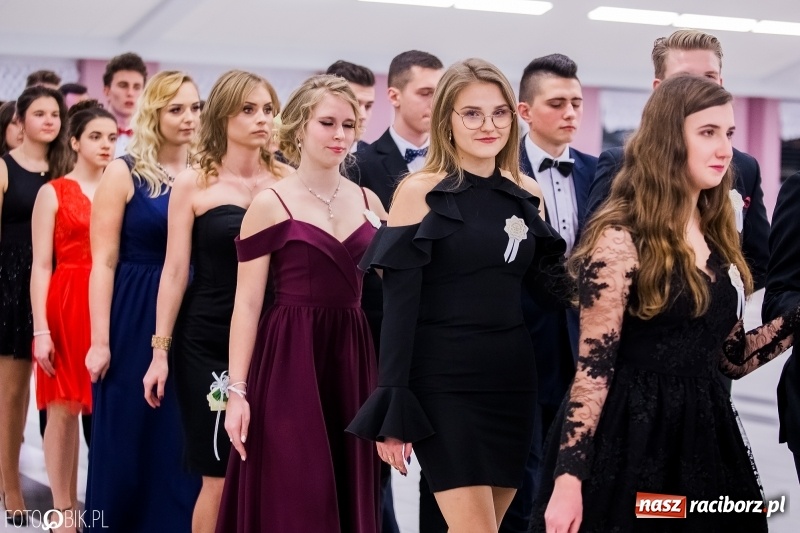 Zdjęcie w galerii na portalu naszraciborz.pl: Poloneza czas zacząć. I LO bawi się w Zakrzowie wiadomości z regionu