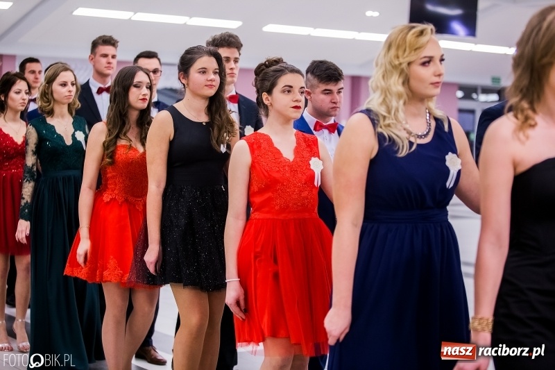 Zdjęcie w galerii na portalu naszraciborz.pl: Poloneza czas zacząć. I LO bawi się w Zakrzowie wiadomości z regionu