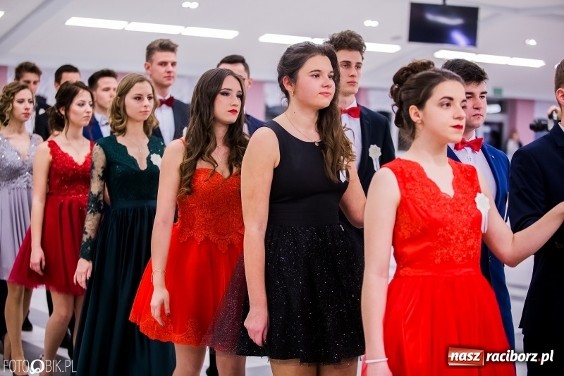 Zdjęcie w galerii na portalu naszraciborz.pl: Poloneza czas zacząć. I LO bawi się w Zakrzowie wiadomości z regionu