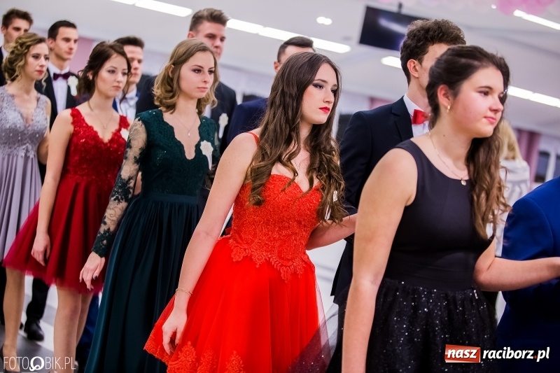 Zdjęcie w galerii na portalu naszraciborz.pl: Poloneza czas zacząć. I LO bawi się w Zakrzowie wiadomości z regionu