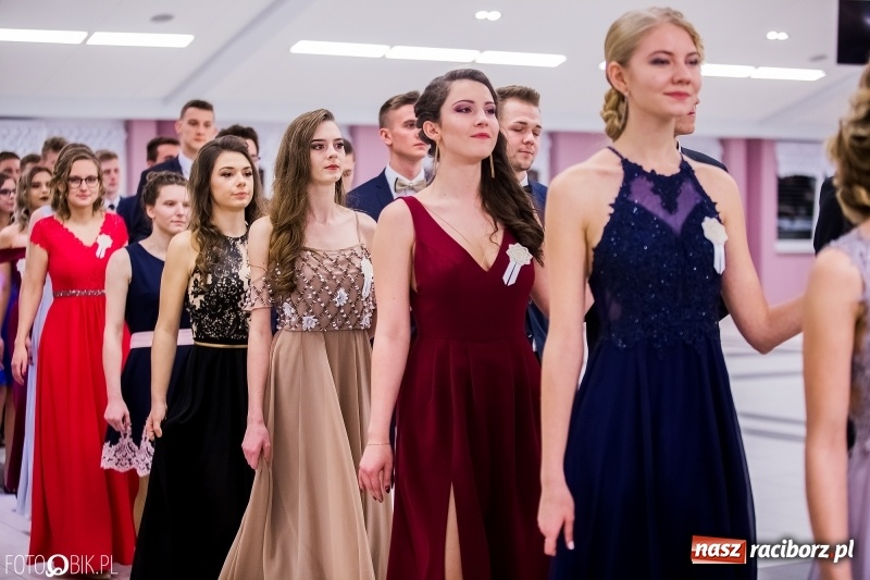 Zdjęcie w galerii na portalu naszraciborz.pl: Poloneza czas zacząć. I LO bawi się w Zakrzowie wiadomości z regionu