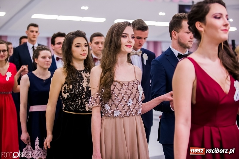 Zdjęcie w galerii na portalu naszraciborz.pl: Poloneza czas zacząć. I LO bawi się w Zakrzowie wiadomości z regionu