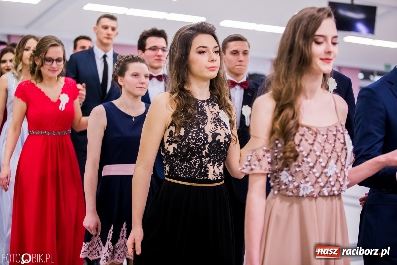 Zdjęcie w galerii na portalu naszraciborz.pl: Poloneza czas zacząć. I LO bawi się w Zakrzowie wiadomości z regionu