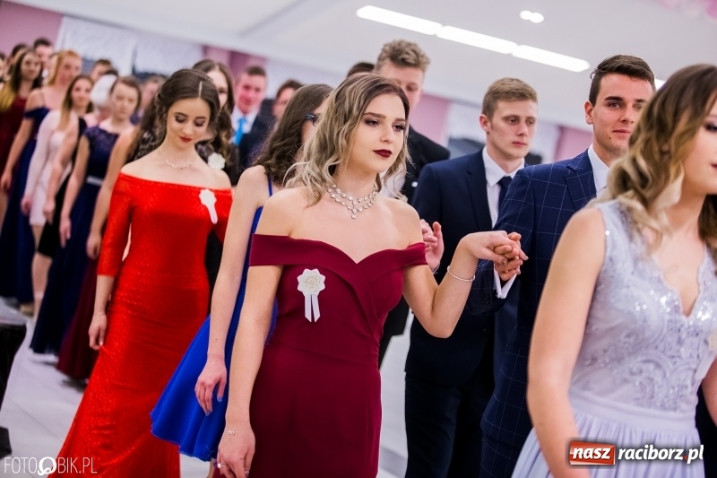 Zdjęcie w galerii na portalu naszraciborz.pl: Poloneza czas zacząć. I LO bawi się w Zakrzowie wiadomości z regionu