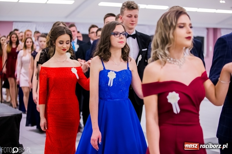 Zdjęcie w galerii na portalu naszraciborz.pl: Poloneza czas zacząć. I LO bawi się w Zakrzowie wiadomości z regionu