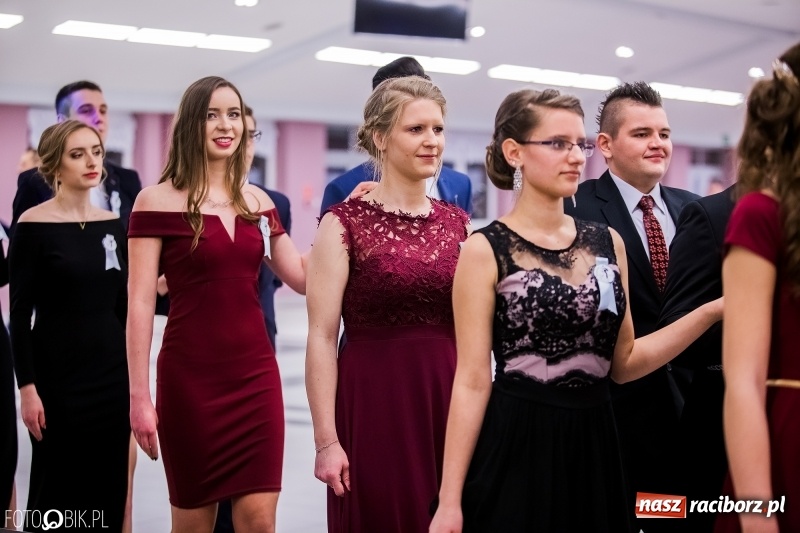 Zdjęcie w galerii na portalu naszraciborz.pl: Poloneza czas zacząć. I LO bawi się w Zakrzowie wiadomości z regionu