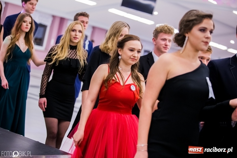 Zdjęcie w galerii na portalu naszraciborz.pl: Poloneza czas zacząć. I LO bawi się w Zakrzowie wiadomości z regionu