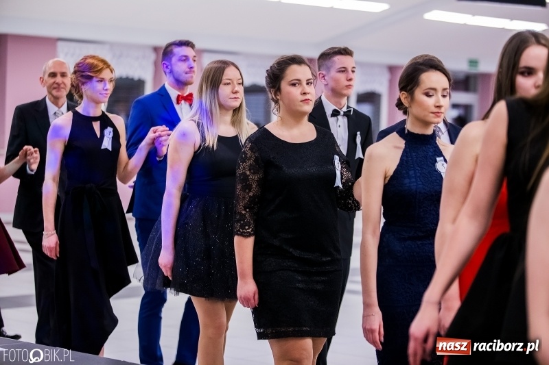 Zdjęcie w galerii na portalu naszraciborz.pl: Poloneza czas zacząć. I LO bawi się w Zakrzowie wiadomości z regionu