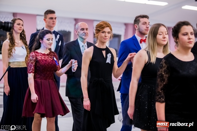 Zdjęcie w galerii na portalu naszraciborz.pl: Poloneza czas zacząć. I LO bawi się w Zakrzowie wiadomości z regionu