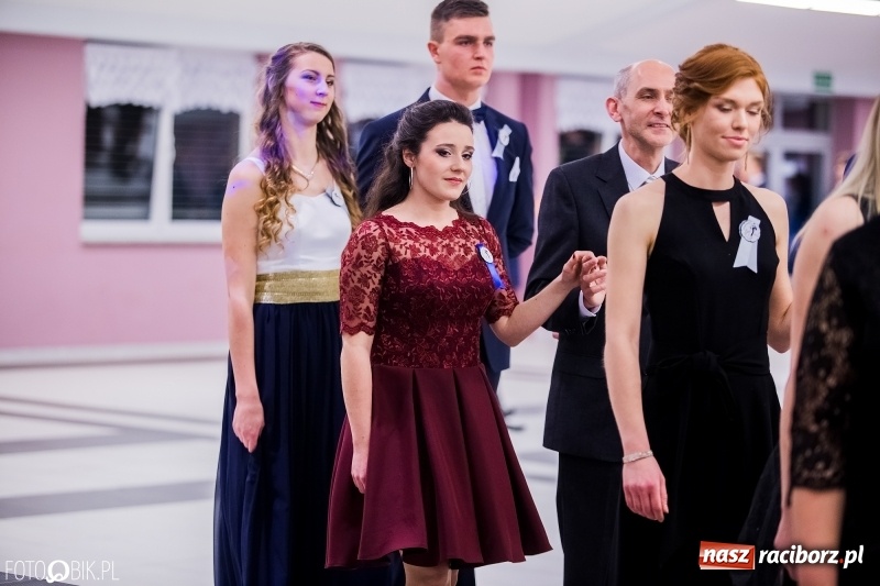 Zdjęcie w galerii na portalu naszraciborz.pl: Poloneza czas zacząć. I LO bawi się w Zakrzowie wiadomości z regionu