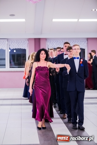 Zdjęcie w galerii na portalu naszraciborz.pl: Poloneza czas zacząć. I LO bawi się w Zakrzowie wiadomości z regionu