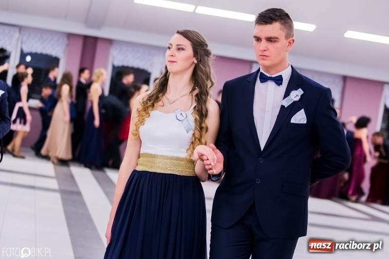 Zdjęcie w galerii na portalu naszraciborz.pl: Poloneza czas zacząć. I LO bawi się w Zakrzowie wiadomości z regionu