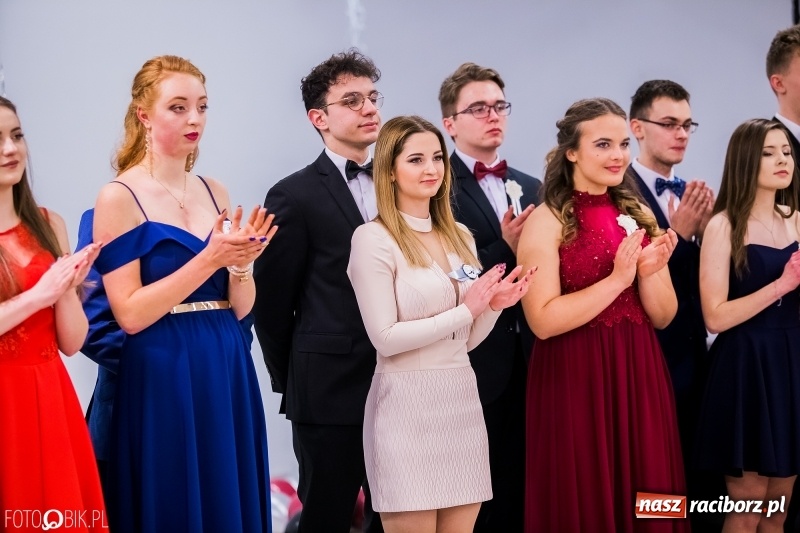 Zdjęcie w galerii na portalu naszraciborz.pl: Poloneza czas zacząć. I LO bawi się w Zakrzowie wiadomości z regionu