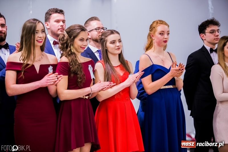 Zdjęcie w galerii na portalu naszraciborz.pl: Poloneza czas zacząć. I LO bawi się w Zakrzowie wiadomości z regionu