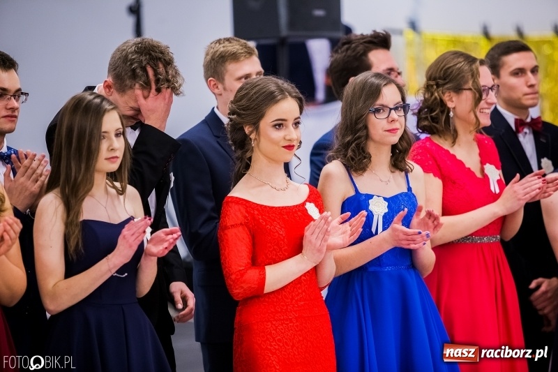 Zdjęcie w galerii na portalu naszraciborz.pl: Poloneza czas zacząć. I LO bawi się w Zakrzowie wiadomości z regionu