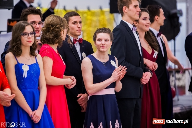 Zdjęcie w galerii na portalu naszraciborz.pl: Poloneza czas zacząć. I LO bawi się w Zakrzowie wiadomości z regionu